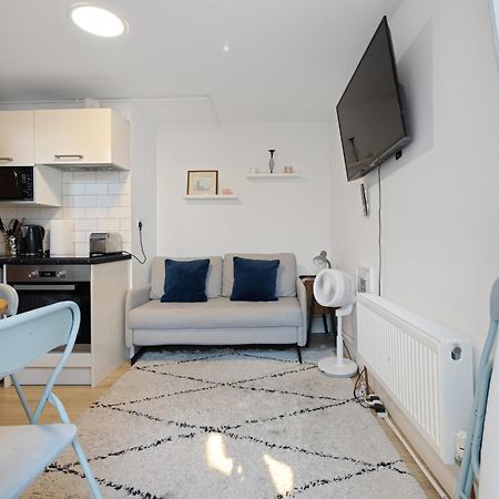Appartamento Modern Flat & Balcony In Historic West Kensington Londra Esterno foto
